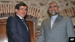 Ngoại trưởng Thổ Nhĩ Kỳ Ahmet Davutoglu (trái) và trưởng đoàn đàm phán hạt nhân của Iran Saeed Jalili đến dự hội nghị