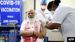 بھارتی حکومت نے رواں برس اگست تک 30 کروڑ افراد کو ویکسین لگانے کا ہدف مقرر کر رکھا ہے۔