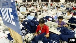 Công nhân làm việc tại một nhà máy sản xuất quần áo cho Nike tại Việt Nam.
