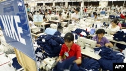 Công nhân Việt Nam đang sản xuất hàng xuất khẩu cho thương hiệu Nike ở một nhà máy thuộc công ty may mặc Nhà Bè
