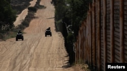 Cảnh sát tuần tra dọc theo một bức tường biên giới của Mỹ với Mexico ở Tecate, California, Mỹ, ngày 11 tháng 6, 2018.