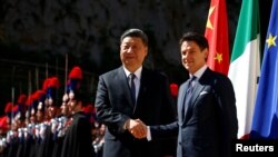 Chủ tịch Trung Quốc Tập Cận Bình bắt tay Thủ tướng Ý Giuseppe Conte khi ông đến Villa Madama ở Rome, Ý, ngày 23 tháng 3, 2019.