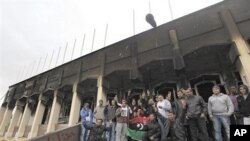 بن غازی میں فوجی اڈے کی حدود میں لیبیا کے رہنما معمر قذافی کے لیے مخصوص عمارت جسے مظاہرین نے احتجاجاً نذر آتش کر دیا تھا۔