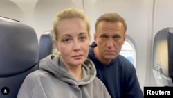 Ông Navalny và vợ trên chuyến bay trở về Nga hôm 17/1.