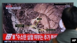 Một người Hàn Quốc xem bản tin trên truyền hình tại nhà ga Seoul về việc Triều Tiên thử nghiệm hạt nhân, ngày 9/9/2016. 
