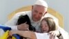 Đức Giáo Hoàng ôm hai bé gái tại cuộc gặp với giới trẻ tại ở Morelia, Mexico, ngày 16/2/2016.