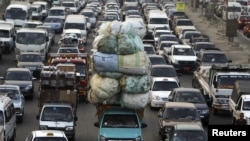 Xe cộ tắc nghẽn trên đường phố ở thủ đô Cairo, Ai Cập. Phúc trình về tình trạng toàn cầu về an toàn đường sá năm 2015 cho biết tỷ lệ cao nhất về số tử vong giao thông là ở Châu Phi, tiếp theo là Trung Đông.