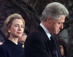 Eski Başkan Bill Clinton, 18 Aralık 1998 yılına ait bu fotoğrafta, hakkında azil davası açılmasına karşı çıkan Demokrat Partili Temsilciler Meclisi üyelerine teşekkür ettiği bir konuşma yapıyor.