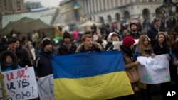 Người dân ở Kyiv biểu tình phản đối can thiệp quân sự của Nga ở Crimea, ngày 1 tháng 3, 2014.