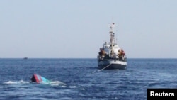Ảnh minh họa: Tàu cá của ngư dân Việt bị tàu Trung Quốc đâm chìm gần quần đảo Hoàng Sa hồi tháng 5, 2014.
