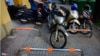 Cơ quan quản lý đô thị tại Sài Gòn cho lắp rào chắn ở vỉa hè để ngăn không cho xe gắn máy leo lên lề đường.