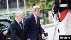 Ngoại trưởng Pháp Jean-Marc Ayrault (trái) tiếp đón Ngoại trưởng Hoa Kỳ John Kerry khi ông Kerry tới Paris, 3/6/2016.