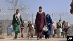 طالبان کے افغانستان پر قابض ہونے کے بعد سرحد کے مختلف مقامات سے مبینہ طور پر غیر قانونی طور پر بڑی تعداد میں افغان شہری پاکستان میں داخل ہوئے تھے۔ (فائل فوٹو)