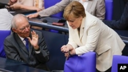Thủ tướng Đức Angela Merkel nói chuyện với Bộ trưởng Tài chính Wolfgang Schaeuble trước cuộc tranh luận về vụ Brexit tại Berlin, ngày 28/6/2016.