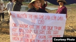 Bà Nguyễn Thị Hải, giáo dân giáo xứ Cồn Dầu, tại miếng đất bị cưỡng chế. Photo Nguyen Thi Hai