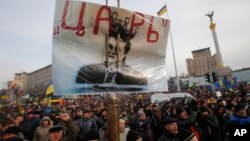 Người biểu tình xuống đường cầm biểu ngữ và hình Tổng thống Ukraina Viktor Yanukovych với hàng chữ "Sa hoàng" tại Quảng trường Độc lập ở Kiev, ngày 3/12/2013.