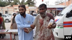 Một người đàn ông Pakistan bị thương trong vụ đánh bom được đưa vào bệnh viện ở Quetta, ngày 13/7/18.