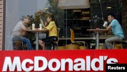 Một cửa hàng đồ ăn nhanh McDonald's của Mỹ tại thành phố Hồ Chí Minh. Việt Nam được cho là nước hưởng lợi lớn nhất từ cuộc chiến thương mại Mỹ-Trung hiện đang leo thang với đợt áp thuế mới nhất của Tổng thống Donald Trump đối với Trung Quốc.