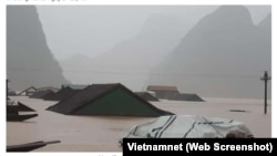 Mưa lũ gây ngập lụt ở Quảng Bình. Ảnh chụp màn hình từ Vietnamnet.