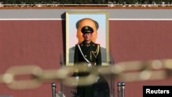 Một binh sĩ bán quân sự đứng canh gần Đại lễ đường Nhân dân Trung Quốc nơi sẽ diễn ra Hội nghị 