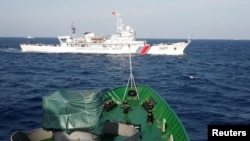 Tàu hải cảnh TQ (ở trên) trực diện với tàu cảnh sát biển Việt Nam ở Biển Đông, cách bờ biển VN 210 km, ngày 14/5/2014 