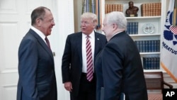 Tổng thống Mỹ Donald Trump hội kiến Ngoại trưởng Nga Sergey Lavrov (trái) bên cạnh Đại sứ Nga tại Mỹ Sergei Kislyak trong Nhà Trắng ở Washington, ngày 10 tháng 5, 2017. Ảnh do Bộ Ngoại giao Nga cung cấp.