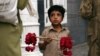 پشاور کی گلیوں میں تازہ پھول بیچنے والا ایک بچہ، ایسے بچے پاکستان کے اکثر شہروں میں موجود ہیں۔ 