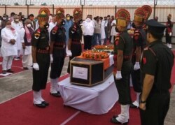 Binh sĩ Ấn Độ canh gác quan tài của đồng đội bị giết chết trong một cuộc xung đột ở biên giới với binh sĩ Trung Quốc ở vùng Ladakh, ở Patna, Ấn Độ, ngày 17/6/2020. REUTERS/Stringer