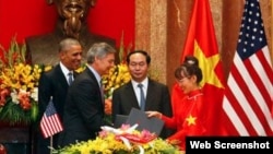 Lãnh đạo Boeing và Vietjet Air trao hợp đồng trước sự chứng kiến của Chủ tịch nước Trần Đại Quang và Tổng thống Mỹ Barack Obama. Ảnh chụp màn hình trang web vnexpress.net