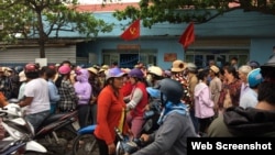 Hàng chục người dân địa phương đã kéo đến trụ sở Công an thị trấn Phan Rí Cửa (huyện Tuy Phong, Bình Thuận) sáng ngày 20/6/2018. Ảnh PLO.vn