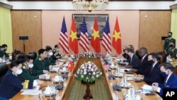 Phái đoàn quốc phòng Hoa Kỳ, do bộ trưởng Lloyd Austin dẫn đầu, trong một cuộc gặp với phái đoàn Việt Nam tại Hà Nội, hồi 2021. (Hình: Nguyen Trong Duc/VNA via AP)