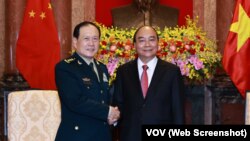 Chủ tịch nước Việt Nam Nguyễn Xuân Phúc tiếp Ủy viên Quốc vụ kiêm Bộ trưởng Bộ Quốc phòng Trung Quốc Ngụy Phượng Hòa tại Hà Nội vào ngày 26/4/2021.