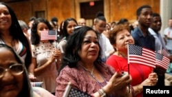 Các di dân tại một buổi lễ tuyên thệ nhập tịch Mỹ ở New York