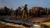 اسرائیلی فوجی اتوار، 31 دسمبر، 2023 کو غزہ کی سرحد کے قریب جنوبی اسرائیل میں ایک اسٹیجنگ ایریا میں ایک ٹینک پر گولے لوڈ کر رہے ہیں۔