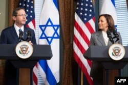 امریکی نائب صدر کاملا ہیرس اور اسرائیلی صدر ہرزوگ اپنی براہ راست ملاقات سے قبل میڈیا سے بات کر تےہوئے، فوٹو اے ایف پی ، 19 جولائی 2023