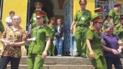 3 phụ nữ giương cờ Việt Nam Cộng hòa bị 10 năm tù
