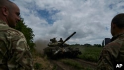 Những người lính Ukraine trên một chiếc xe tăng dọc theo con đường tới vị trí của họ gần Bakhmut, vùng Donetsk, Ukraine, ngày 17 tháng 6 năm 2023.