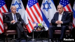 امریکی صدر جو بائیڈن اسرائیلی وزیر اعظم بنجمن نیتن یاہو کے ساتھ، تل ابیب، اسرائیل میں بدھ، 18 اکتوبر، 2023 کو اسرائیل اور حماس جنگ پر بات کرنے کے لیے ایک ملاقات کے دوران۔