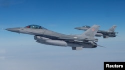 Hai máy bay F-16 của NATO bay trên bầu trời Ba Lan (ảnh tư liệu).