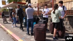 Người dân ở thị trấn Kiryat Shmona của Israel trên biên giới với Libăng sơ tán hôm 22/10.