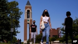 Sinh viên tại khuôn viên trường Đại học Ball State University ở Muncie, Indiana, trong bức ảnh chụp hôm 9/10/2020. Theo đề xuất mới của Bộ An ninh Nội đia Mỹ, sinh viên Việt Nam sẽ bị hạn chế thị thực trong 2 năm khi du học ở Mỹ.
