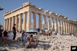 گرمیوں میں یونان میں موسم عموماً متعدل ہوتا ہے جس کی وجہ سے سیاحوں کی ایک بڑی تعداد تاریخی مقامات کی سیاحت کے لیے وہاں جاتی ہے۔ لیکن گرمی کی لہر نے سیاحوں کو پریشان کر رکھا ہے۔ 13 جولائی 2023