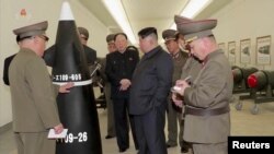 Lãnh tụ Triều Tiên Kim Jong Un kiểm tra đầu đạn hạt nhân ở một địa điểm bí mật.
