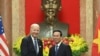 TT Biden rời Việt Nam sau các thỏa thuận kinh doanh và thăm đài tưởng niệm John McCain 