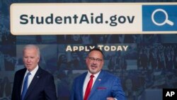 صدرر بائیڈن اور امریکی وزیر تعلیم میگوئل کارڈونا وائٹ ہاوس میں اسٹوڈنٹ قرضوں کی بحالی کے بارے میں سوالات کے جواب دے رہے ہیں : فوٹو اے پی ،17 اکتوبر 2022 ۔