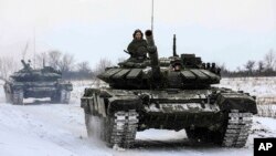 Bức ảnh này do Cơ quan Báo chí Bộ Quốc phòng Nga cung cấp vào ngày 14/2/2022 cho thấy xe tăng Nga tại một thao trường trong cuộc tập trận quân sự ở vùng Leningrad, Nga.