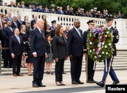 میموریل ڈے پر صدر بائیڈن ، نائب صدر کاملہ ہیرس موزیر دفاع لائیڈ آسٹن ، اورکمانڈر آرمی جنرل میجر جنرل ٹریور جے ، گمنام سپاہی کے مقبرے پر پھولوں کی چادر چڑھانے کی تقریب میں شرکت کرتے ہوئے ، فوٹو رائٹرز 27 مئی 2024
