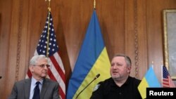 Bộ trưởng Tư pháp Mỹ Merrick Garland họp báo với Tổng công tố Ukraine Andriy Kostin tại Bộ Tư pháp Mỹ ở Washington, ngày 17/4/2023.
