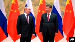 Chủ tịch Trung Quốc Tập Cận Bình (phải) và Tổng thống Nga Vladimir Putin trước cuộc hội kiến của họ ở Bắc Kinh, Trung Quốc, ngày 4 tháng 2, 2022.