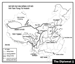 Sông Cờ Đỏ với Dự án chuyển nước vĩ mô “tam tung, tứ hoành / ba dọc, bốn ngang”; (a) đường đen mỏng: các dòng sông lớn; (b) đường đen đậm: Sông Cờ Đỏ và hai nhánh chính nối với các con sông thiên nhiên trong dự án chuyển nước nối lưu vực nam-bắc của Trung Quốc; (c) đường đen đậm đứt quãng gần: đường dẫn nước nam-bắc trong Dự án Chuyển Nước Nam-Bắc / SNWTP / South-North Water Transfer Project; (d) đường đen đậm đứt quãng xa: trong kế hoạch thực hiện. [nguồn: Sơ đồ mô phỏng The Diplomat Oct 23, 2021, với thêm ghi chú của người viết]